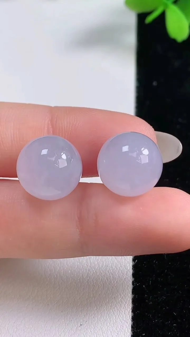 天然A货翡翠紫罗兰圆珠镶嵌件一对，尺寸13，重量:8.00g9月23日
工厂直销收藏佳品,种好水足，色泽均匀，有种有色，上手高大气！