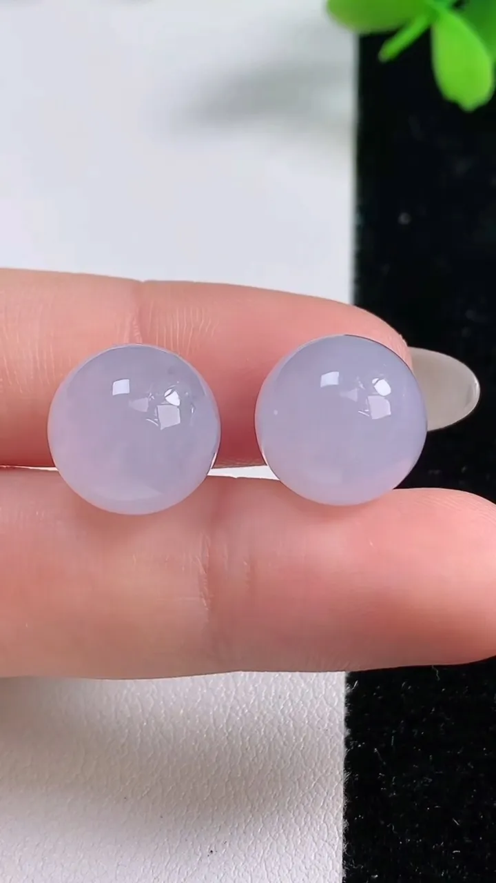 天然A货翡翠紫罗兰圆珠镶嵌件一对，尺寸13，重量:8.00g9月23日
工厂直销收藏佳品,种好水足，色泽均匀，有种有色，上手高大气！
