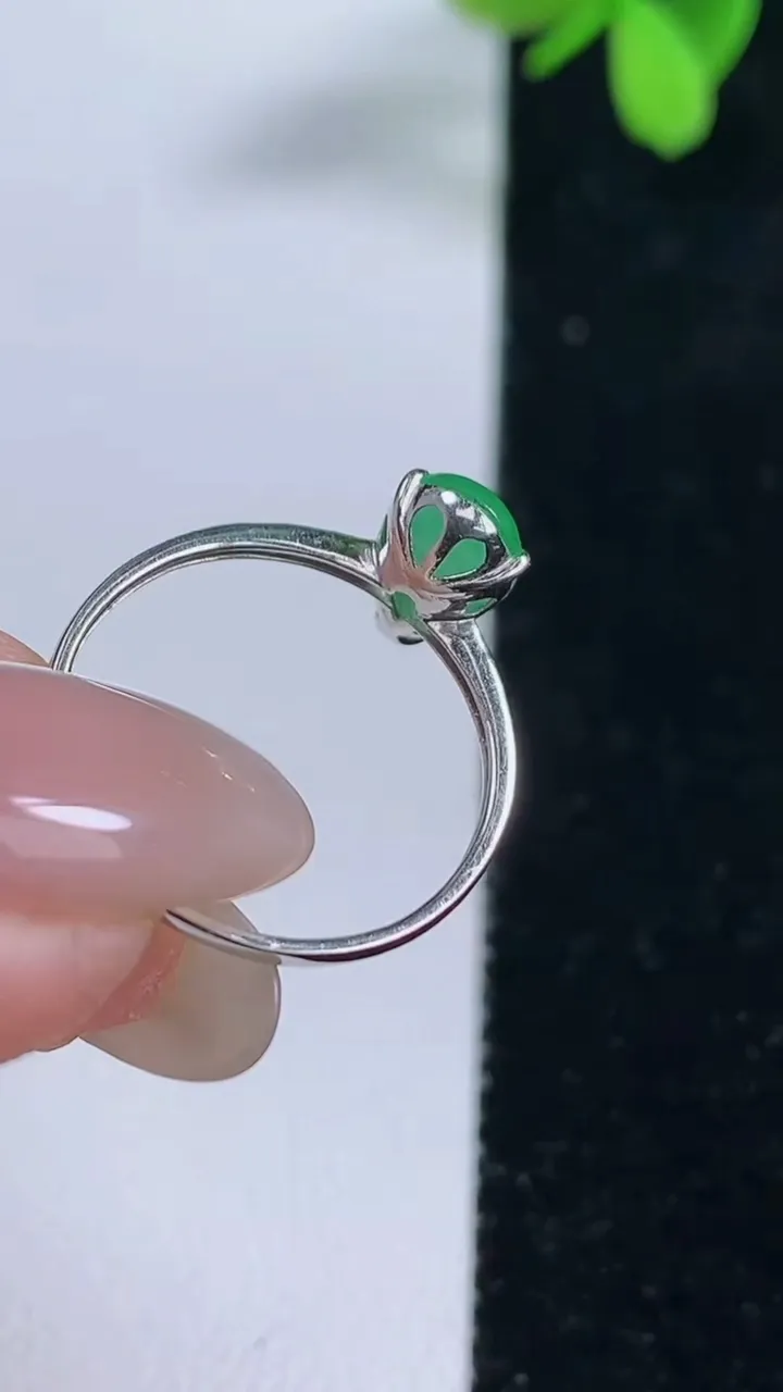 天然A货翡翠水滴戒指，尺寸18.5-9.5-5.8，重量:1.12g2025年9月23日
工厂直销收藏佳品,种好水足，色泽均匀，有种有色，上手高大气！