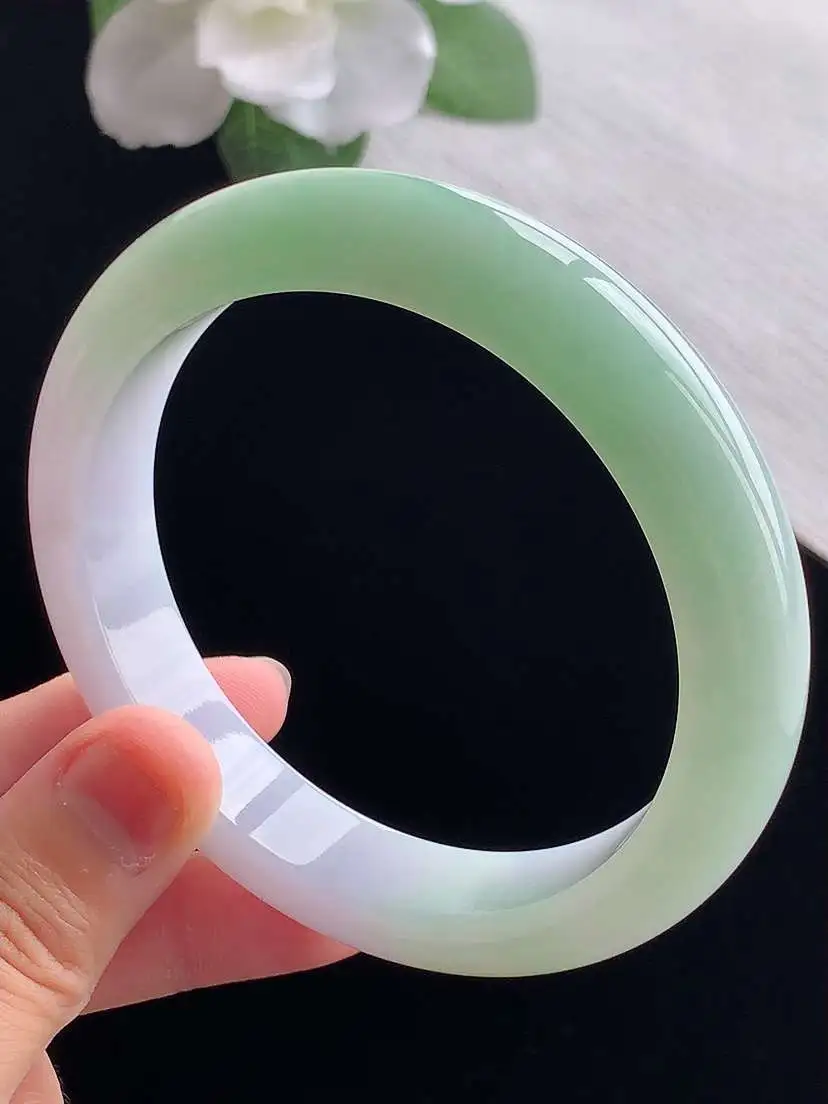 a货翡翠老坑冰种春带彩飘绿正装正圈手镯61-62大圈口  尺寸61.5×12.5×8.7mm 重量7