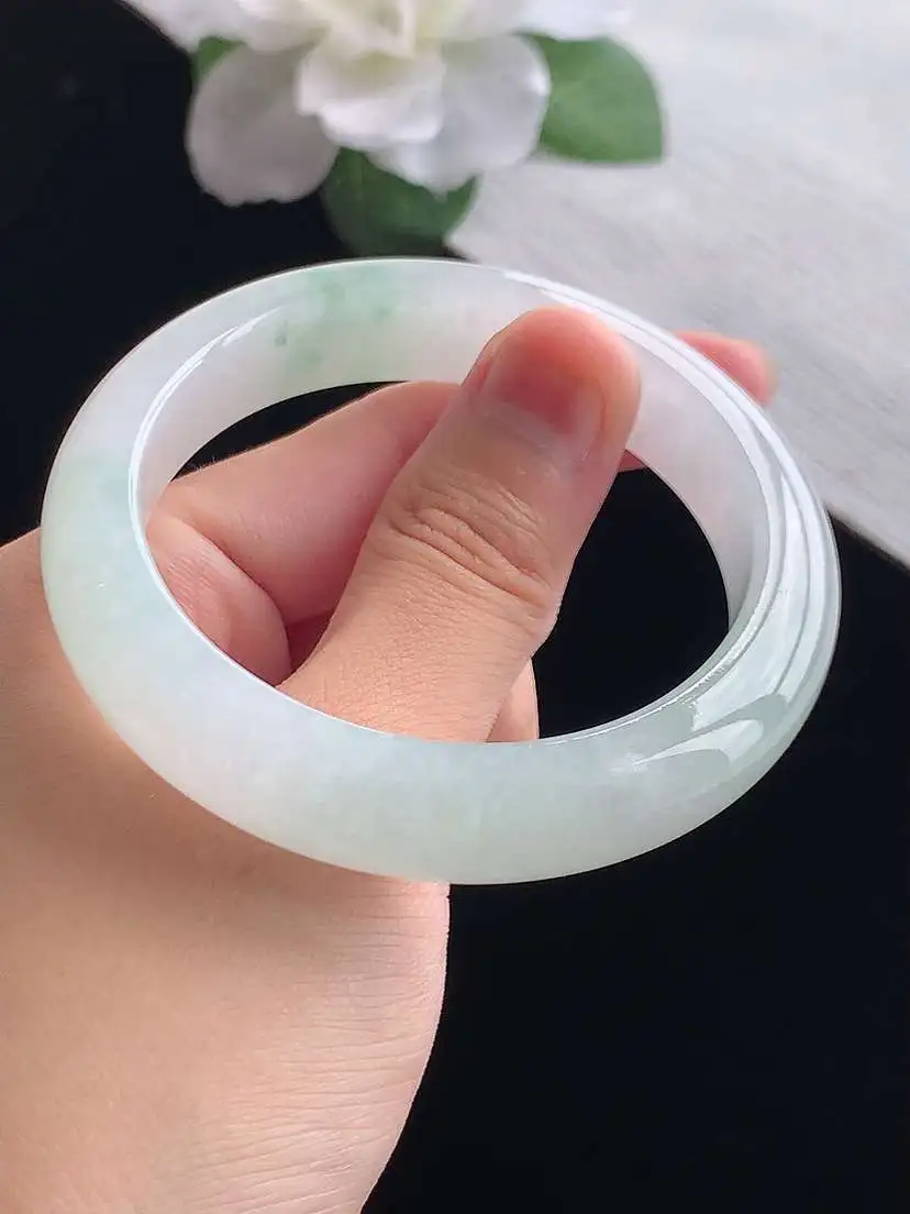 a货翡翠老坑冰种飘绿正装正圈手镯53-54圈口  尺寸53.2×12.2×8.3mm 重量55.93g 0923
