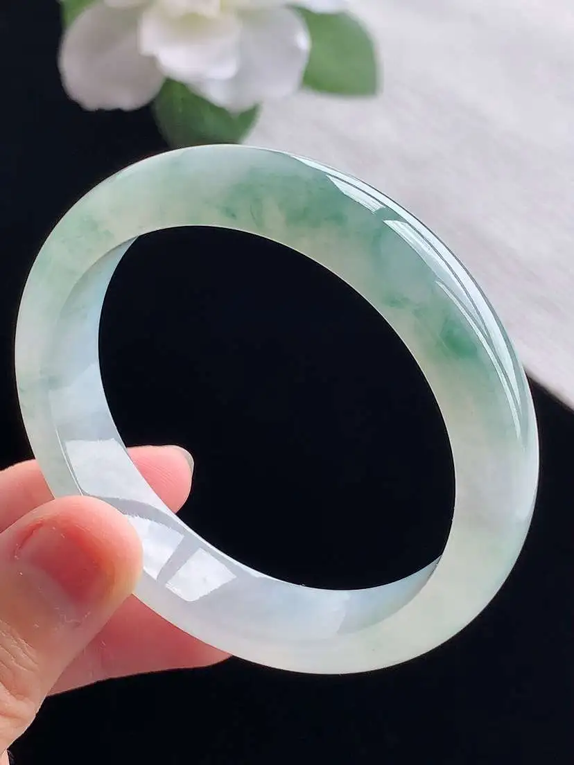 a货翡翠老坑冰种飘花正装正圈手镯52-53小圈口  尺寸52.8×12×7.2mm 重量46.42g