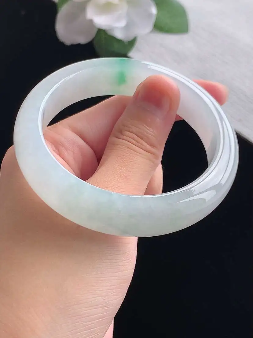 a货翡翠老坑冰种飘绿正装正圈手镯55-56圈口  尺寸55.8×13.8×8.3mm 重量66.03g 0923