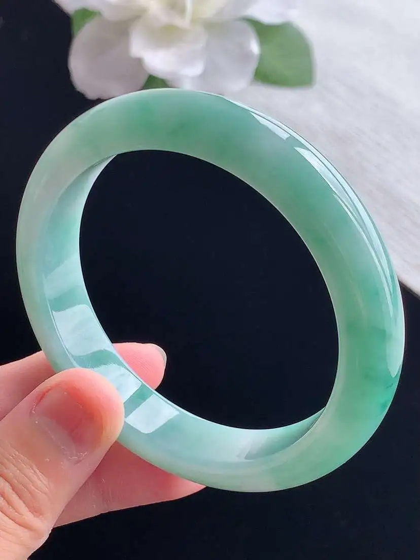 a货翡翠老坑冰润飘花正装正圈手镯55-56圈口  尺寸55×12×7.6mm 重量52.90g 0923