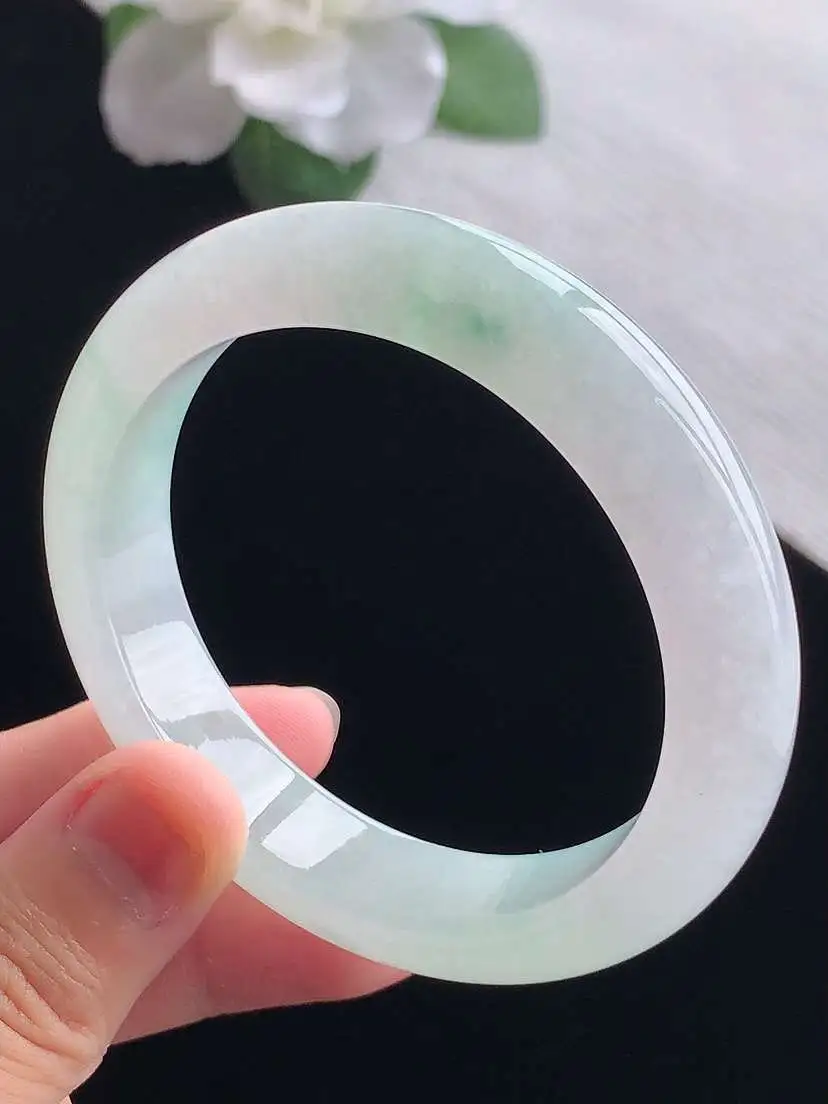a货翡翠老坑冰种飘绿正装正圈手镯53-54圈口  尺寸53.2×12.2×8.3mm 重量55.93