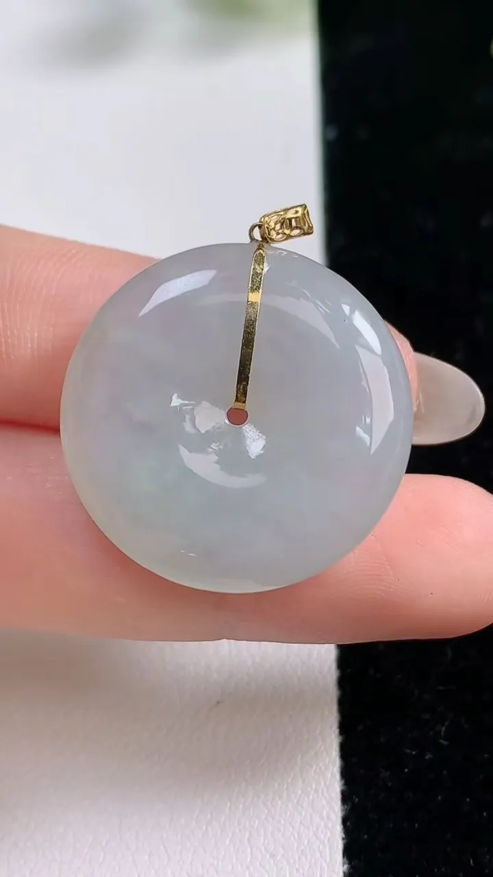 天然A货翡翠种白冰平安扣吊坠，尺寸26-5.5，重量:8.72g
9月24日