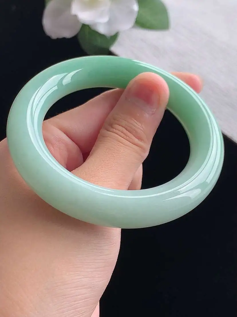 a货翡翠老坑冰润飘绿胖圆条手镯52-53小圈口  尺寸52×11.6mm 重量72.12g 0923
