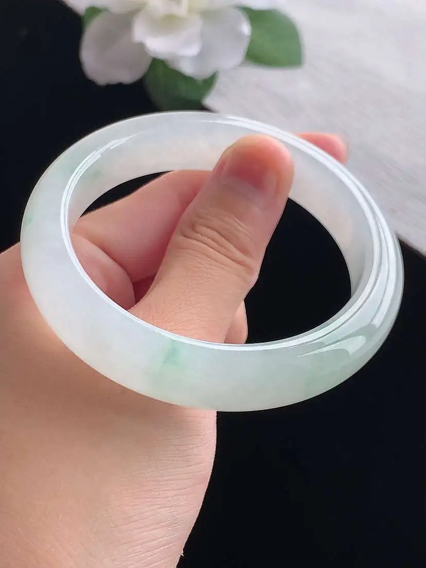 a货翡翠老坑冰种飘绿正装正圈手镯56-57圈口  尺寸56×12.6×8.6mm 重量62.56g 0923