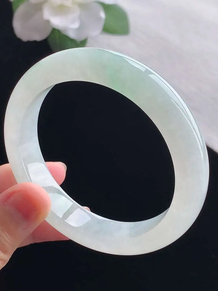 a货翡翠老坑冰种飘绿正装正圈手镯56-57圈口  尺寸56×12.6×8.6mm 重量62.56g 0923