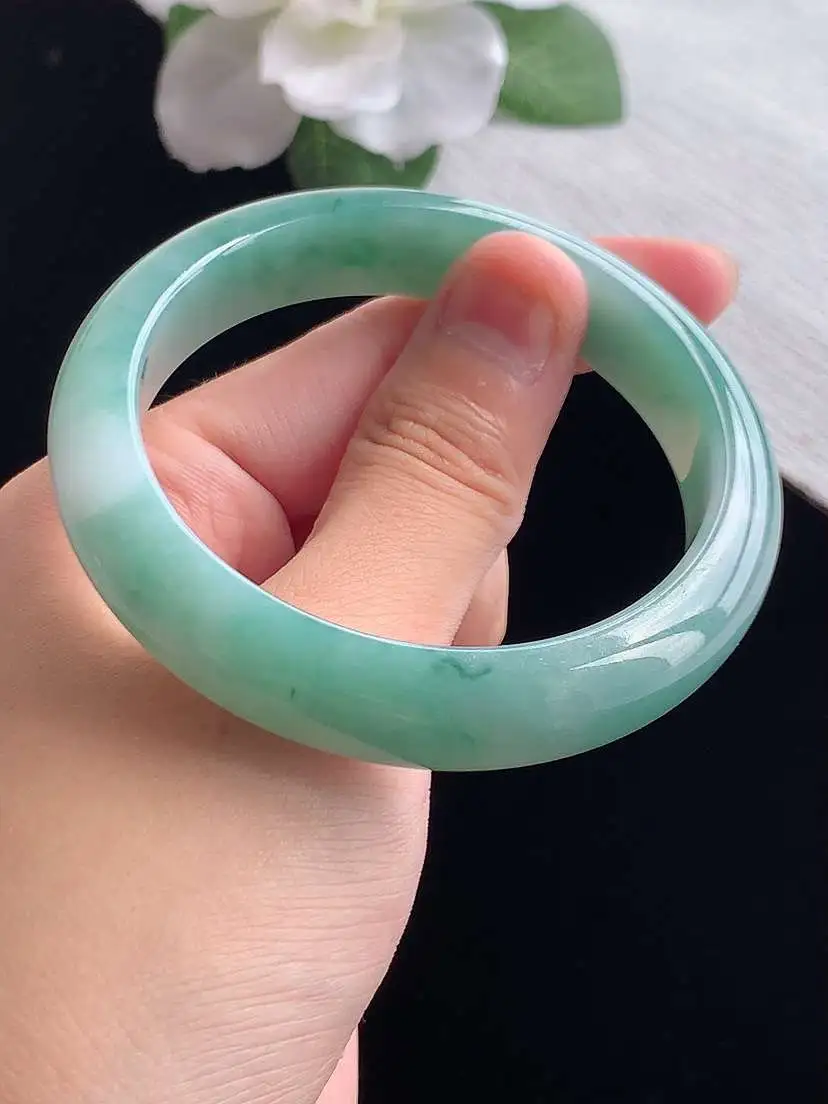 a货翡翠老坑冰润飘花正装正圈手镯55-56圈口  尺寸55×12×7.6mm 重量52.90g 0923
