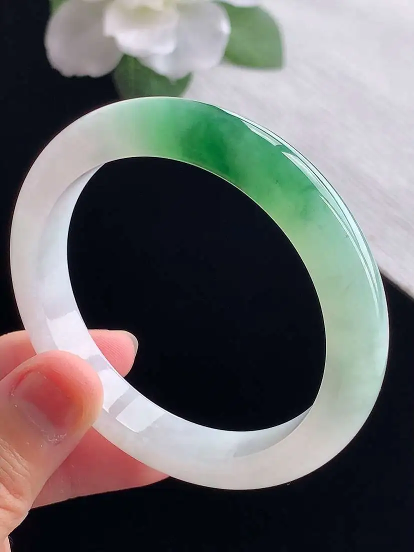 a货翡翠老坑冰种飘绿正装正圈手镯53-54圈口  尺寸53.3×9.7×7.7mm 重量42.56g