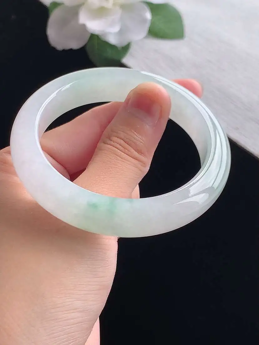 a货翡翠老坑冰种飘绿正装正圈手镯53-54圈口  尺寸53.2×12.2×8.3mm 重量55.93g 0923