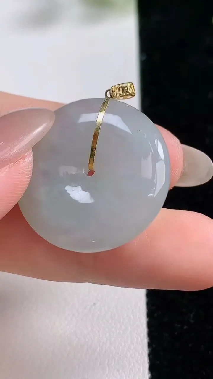 天然A货翡翠种白冰平安扣吊坠，尺寸26-5.5，重量:8.72g
9月24日