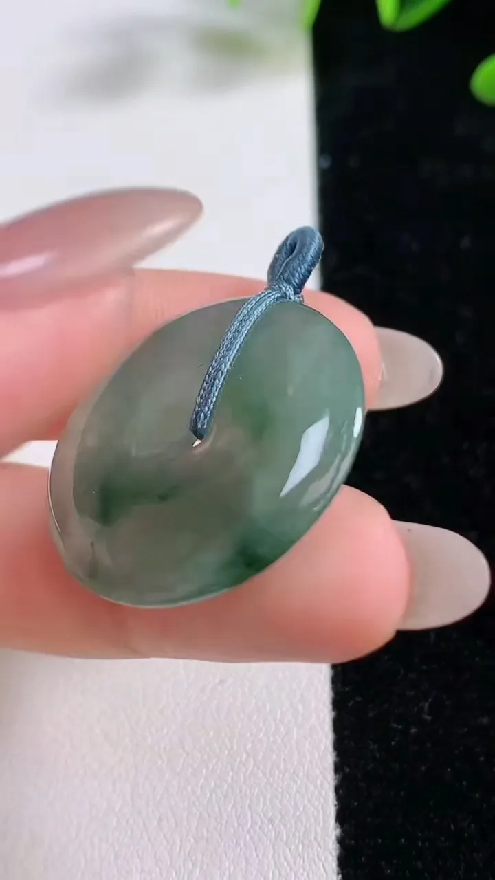 天然A货翡翠冰种飘花平安扣吊坠，尺寸26.3-4.3，重量:7.42g
9月24日