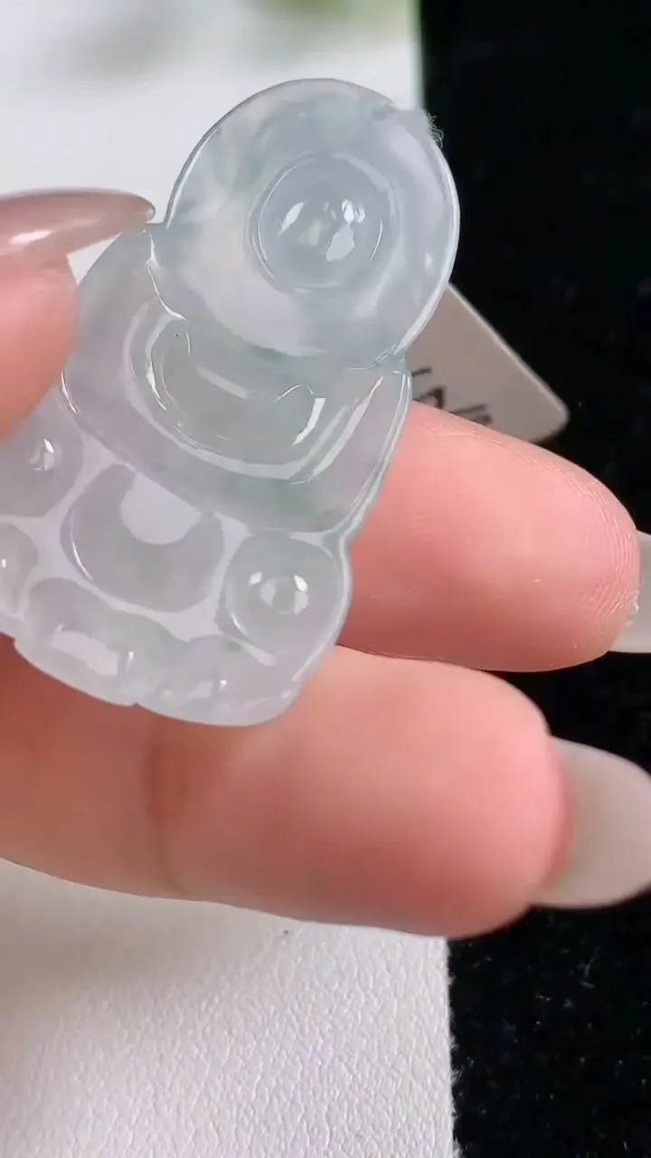 天然A货翡翠冰种飘花观音菩萨吊坠，尺寸37.4-22.6-3.4，重量:5.17g
9月24日