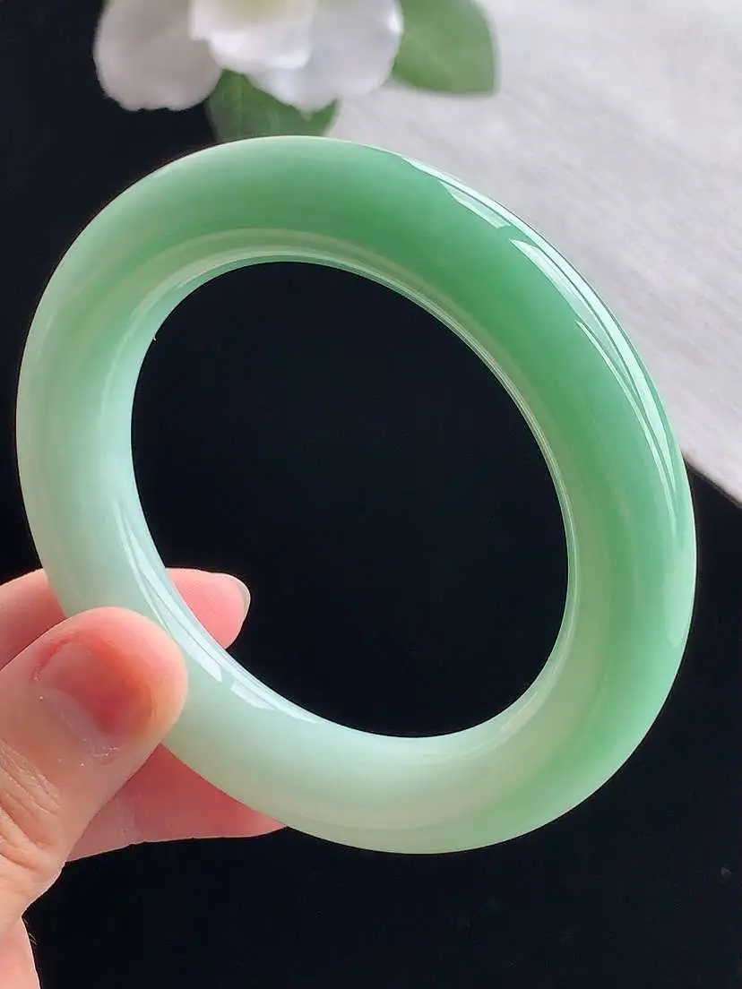 a货翡翠老坑冰润飘绿胖圆条手镯52-53小圈口  尺寸52×11.6mm 重量72.12g 0923