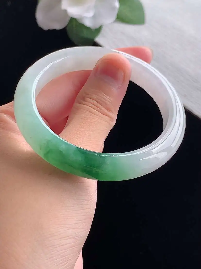a货翡翠老坑冰种飘绿正装正圈手镯53-54圈口  尺寸53.3×9.7×7.7mm 重量42.56g 0923