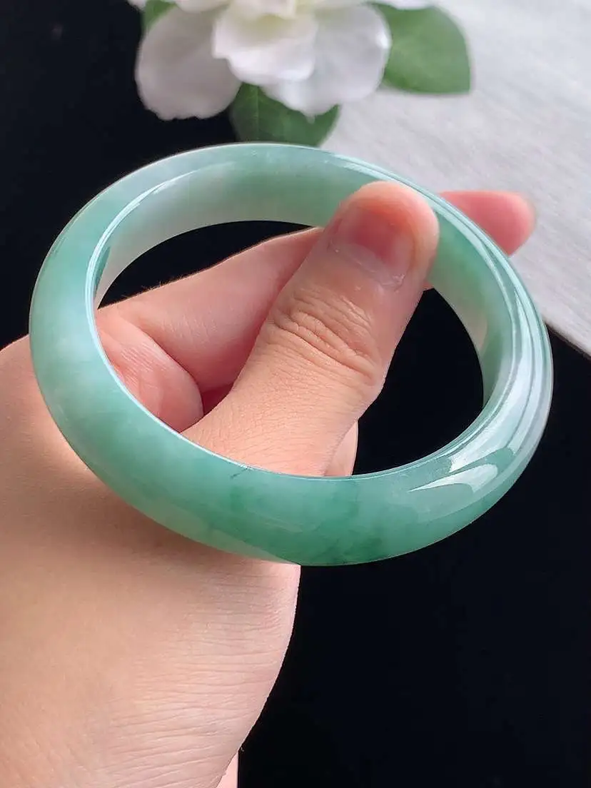 a货翡翠老坑冰润飘花正装正圈手镯55-56圈口  尺寸55×12×7.6mm 重量52.90g 0923