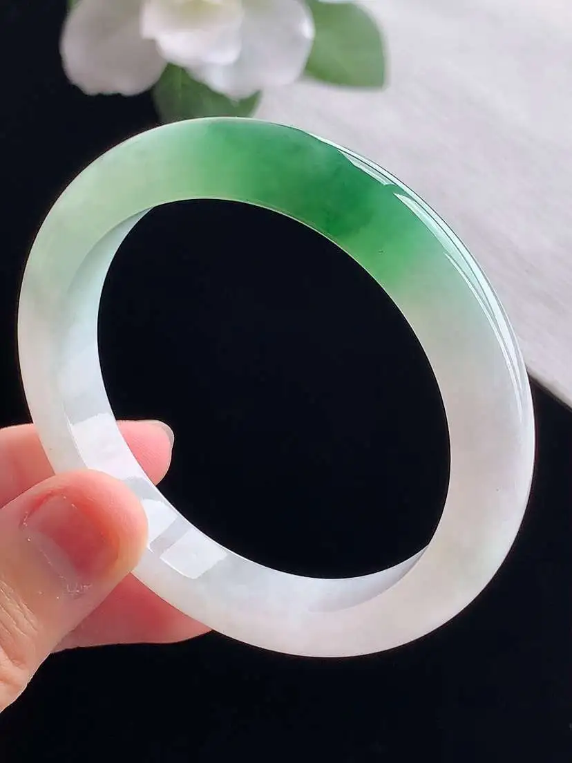 a货翡翠老坑冰种飘绿正装正圈手镯53-54圈口  尺寸53.3×9.7×7.7mm 重量42.56g 0923