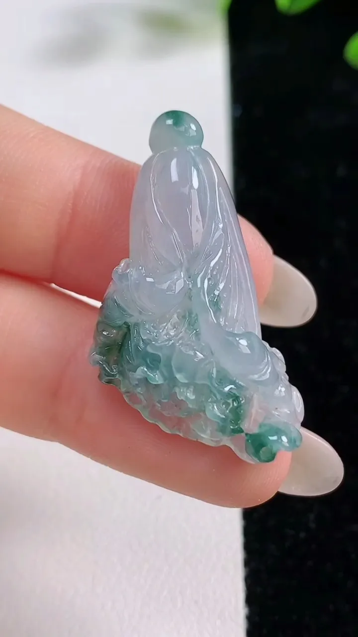 天然A货翡翠冰种飘花白菜吊坠，尺寸34.8-21.4-9.7，重量:6.18g
9月24日