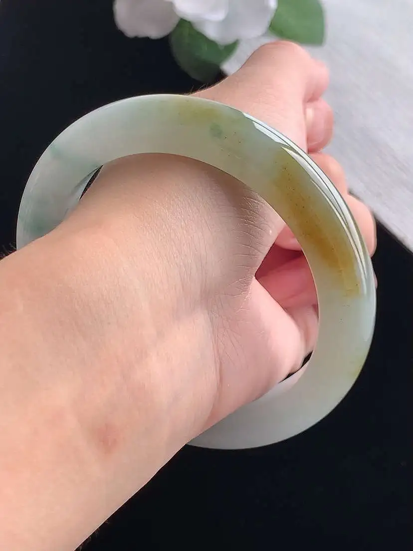 a货翡翠老坑冰种飘黄翡飘花厚装正装正圈手镯61-62大圈口  尺寸61×11.4×9.6mm 重量76.00g 0923