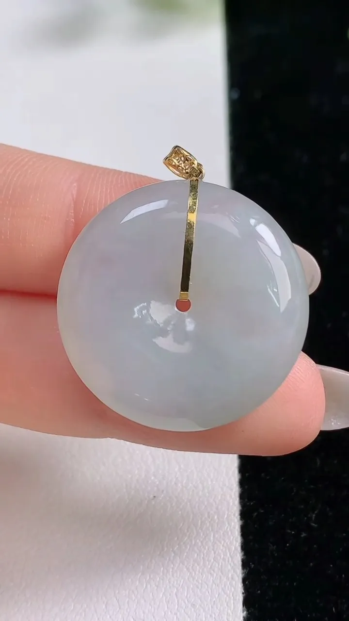 天然A货翡翠种白冰平安扣吊坠，尺寸26-5.5，重量:8.72g
9月24日