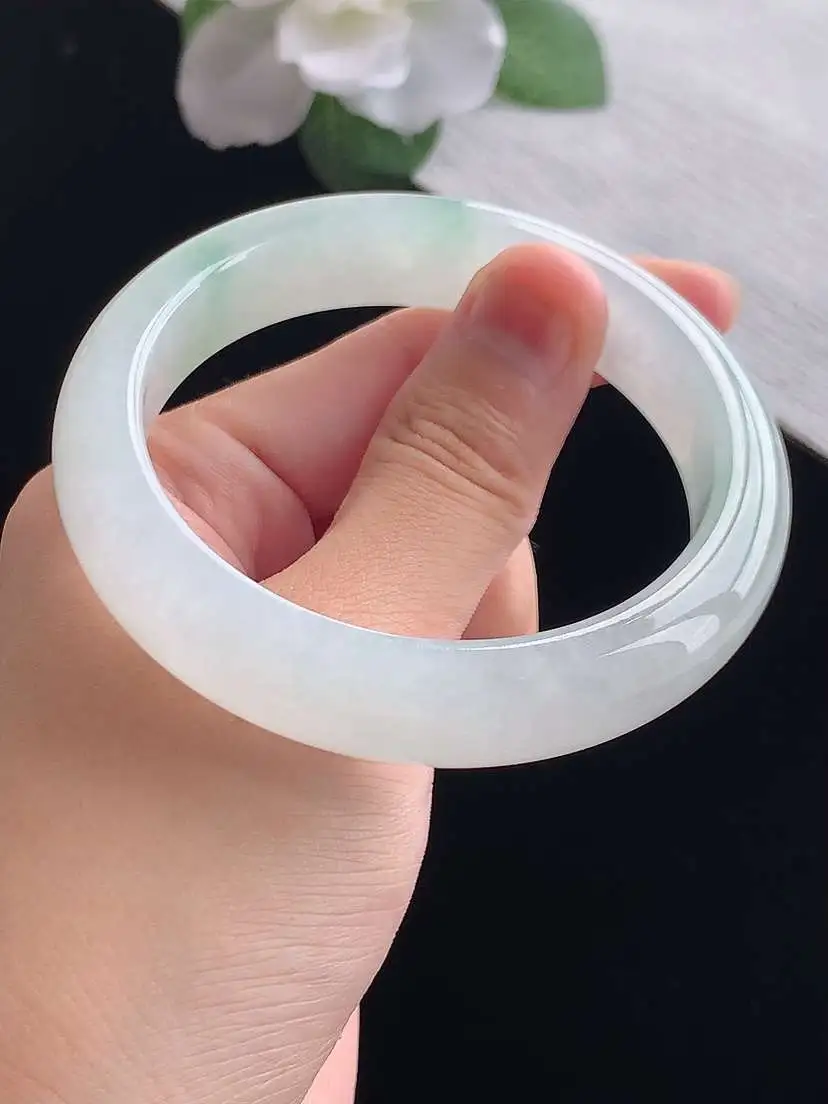 a货翡翠老坑冰种飘绿正装正圈手镯56-57圈口  尺寸56×12.6×8.6mm 重量62.56g 0923