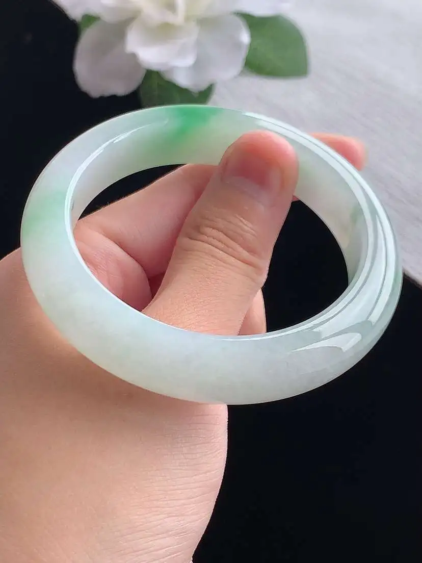 a货翡翠老坑冰种飘绿正装正圈手镯54-55圈口  尺寸54×12×8.6mm 重量61.96g 0923
