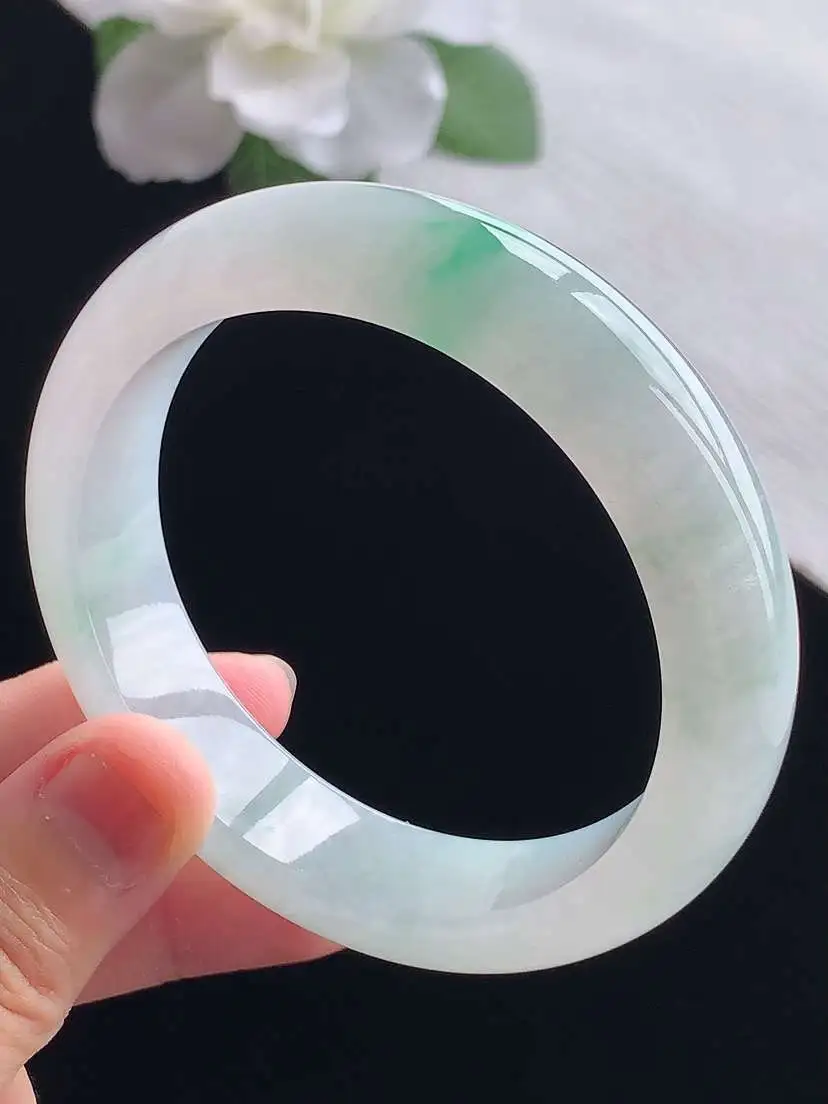 a货翡翠老坑冰种飘绿正装正圈手镯55-56圈口  尺寸55.8×13.8×8.3mm 重量66.03g 0923