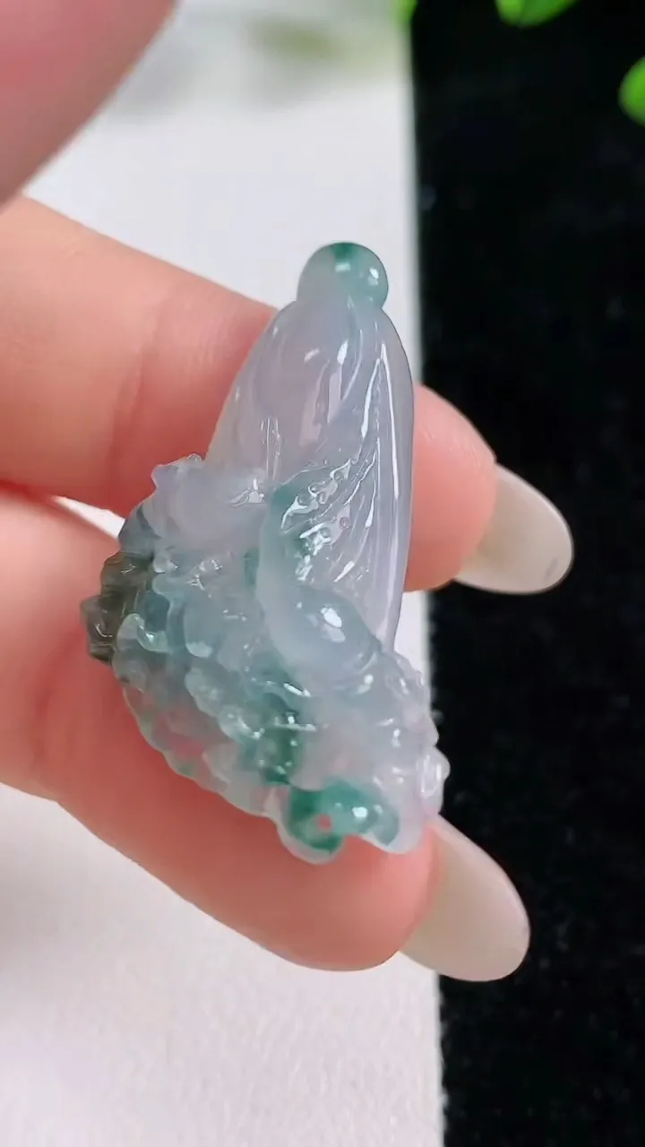 天然A货翡翠冰种飘花白菜吊坠，尺寸34.8-21.4-9.7，重量:6.18g
9月24日
