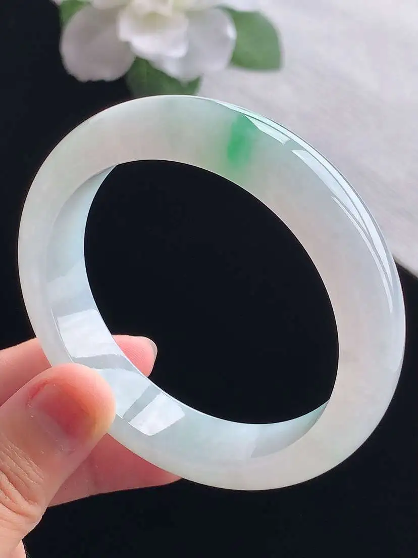 a货翡翠老坑冰种飘绿正装正圈手镯55-56圈口  尺寸55.8×13.8×8.3mm 重量66.03