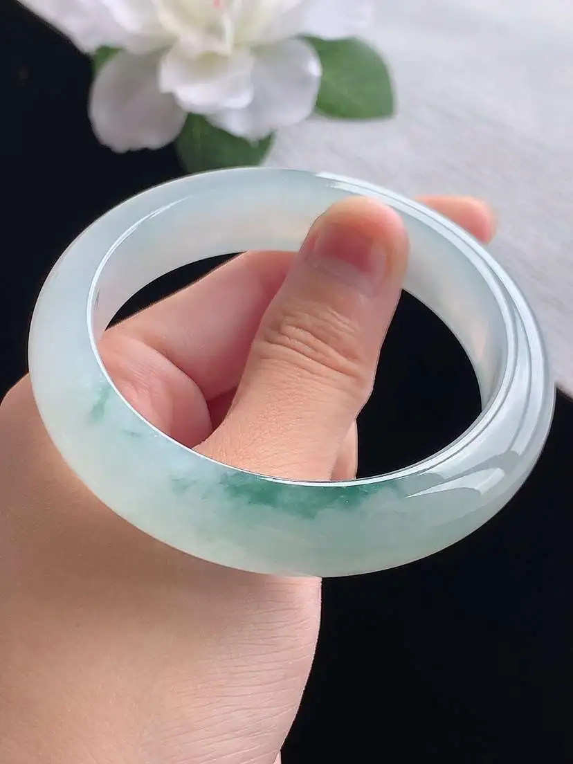 a货翡翠老坑冰种飘花正装正圈手镯56-57圈口  尺寸56.7×13.7×8.8mm 重量68.53g 0923