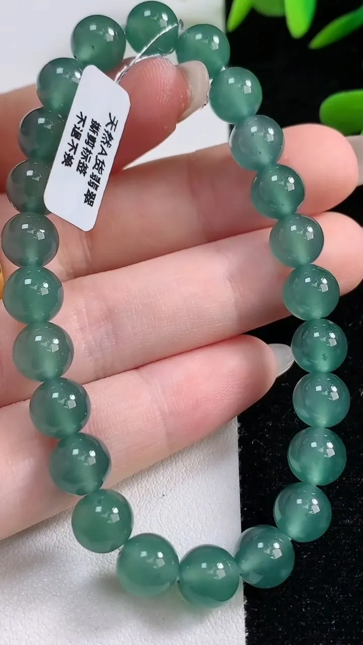 天然A货翡翠圆珠手串，尺寸7.2-25颗，重量:19.16g9月24日
工厂直销收藏佳品,种好水足，色泽均匀，有种有色，上手高大气！