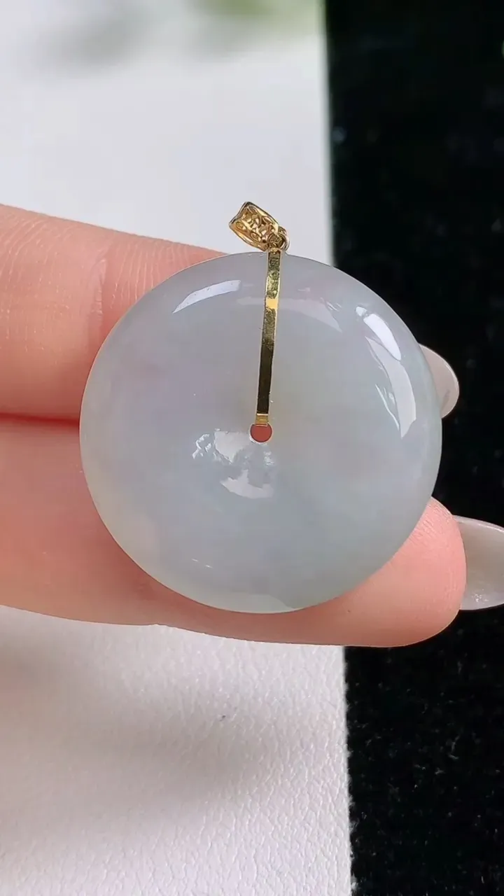 天然A货翡翠种白冰平安扣吊坠，尺寸26-5.5，重量:8.72g
9月24日