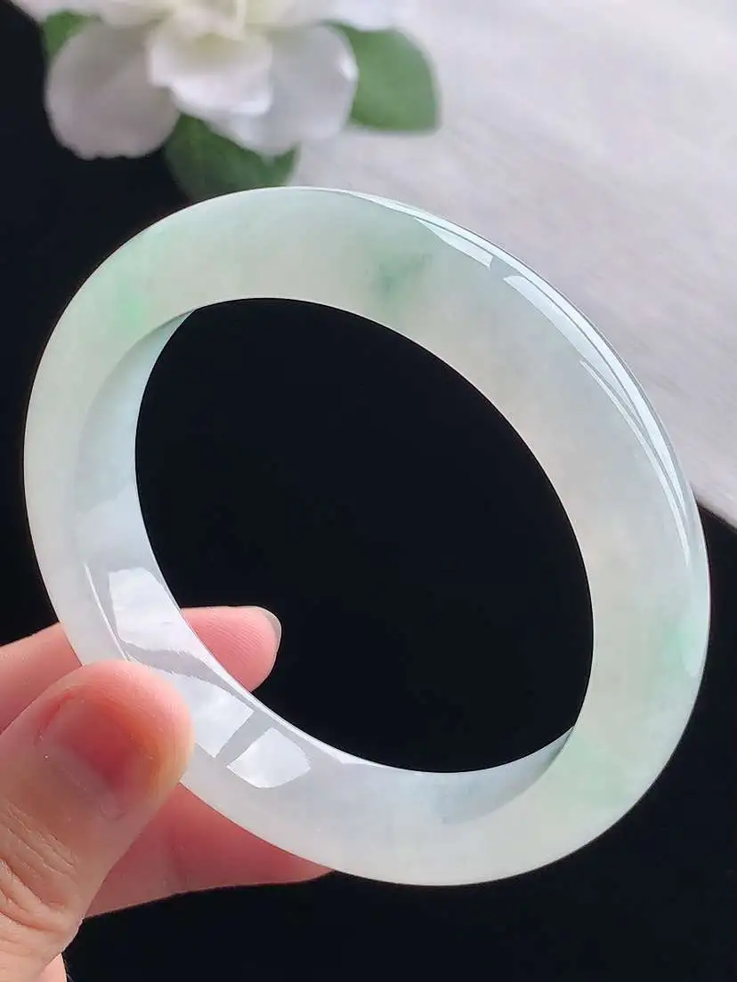 a货翡翠老坑冰种飘绿正装正圈手镯56-57圈口  尺寸56×12.6×8.6mm 重量62.56g 