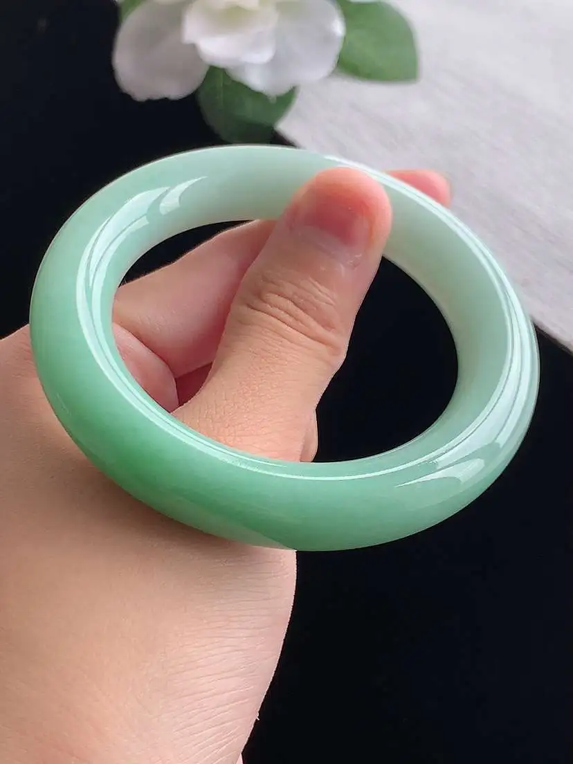 a货翡翠老坑冰润飘绿胖圆条手镯52-53小圈口  尺寸52×11.6mm 重量72.12g 0923