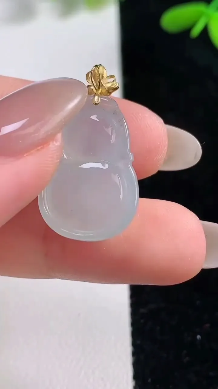 天然A货翡翠种白冰葫芦吊坠，尺寸23-15-6，重量:3.53g
9月25日