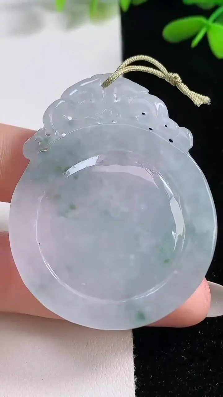 天然A货翡翠冰种飘花龙龟吊坠，尺寸49.7-40-5.6，重量:19.38g
9月25日