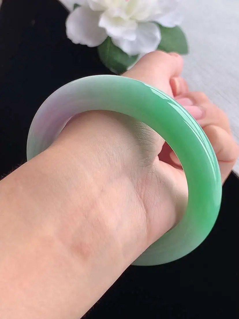a货翡翠老坑冰种春带彩紫罗兰飘绿厚装正装正圈手镯59-60大圈口  尺寸59×12.6×10.7mm 重量87.92g 0924