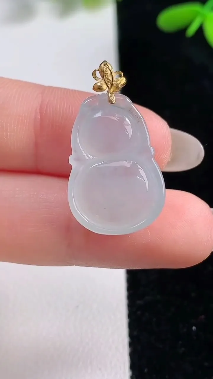 天然A货翡翠种白冰葫芦吊坠，尺寸23-15-6，重量:3.53g
9月25日