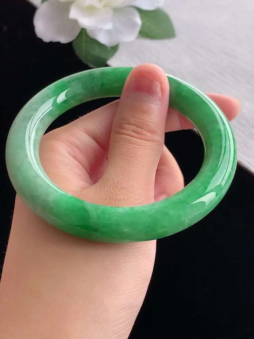 a货翡翠老坑冰润满绿圆条手镯55-56圈口  尺寸55.8×10.7mm 重量64.72g 0924