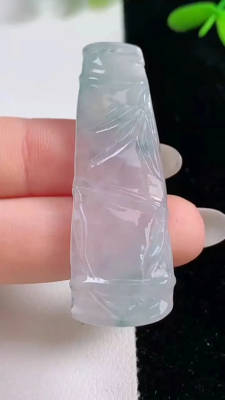 天然A货翡翠冰种飘花节节高升 竹节吊坠，尺寸49.8-18-4，重量:7.27g
9月25日