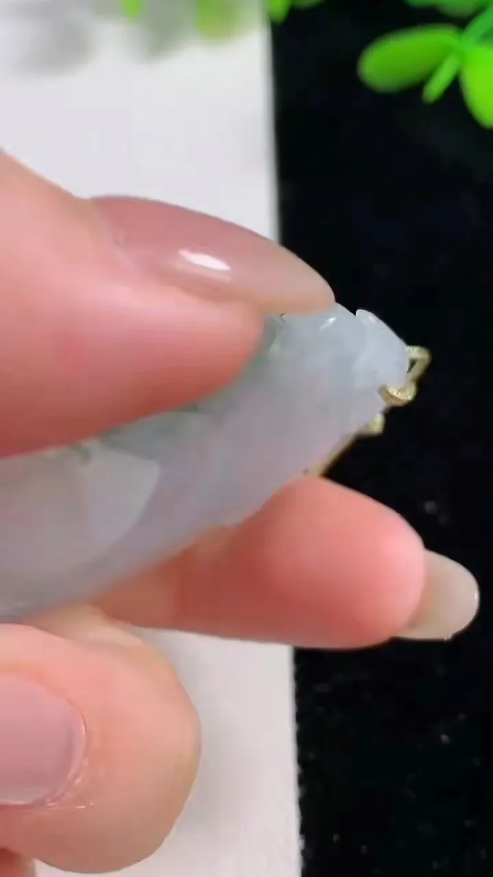 天然A货翡翠冰种飘花龙龟吊坠，尺寸49.7-40-5.6，重量:19.38g
9月25日
