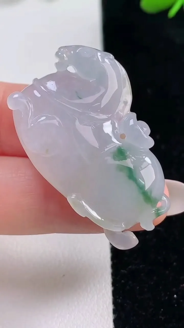 天然A货翡翠冰种飘花生肖马吊坠，尺寸24.5-35-7.8，重量:12.08g
9月25日