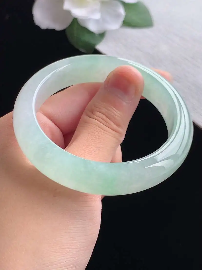 a货翡翠老坑冰种飘花正装正圈手镯52-53小圈口  尺寸52×12×8mm 重量52.15g 0924