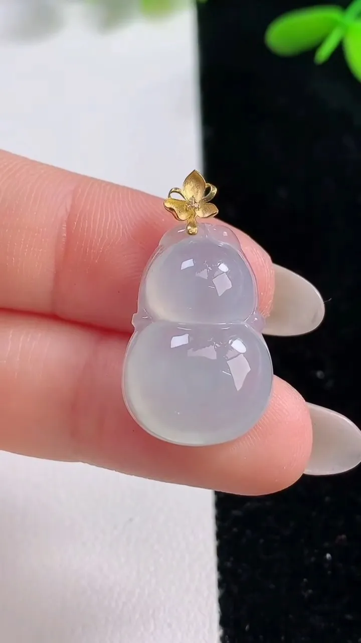 天然A货翡翠种白冰葫芦吊坠，尺寸23-15-6，重量:3.53g
9月25日