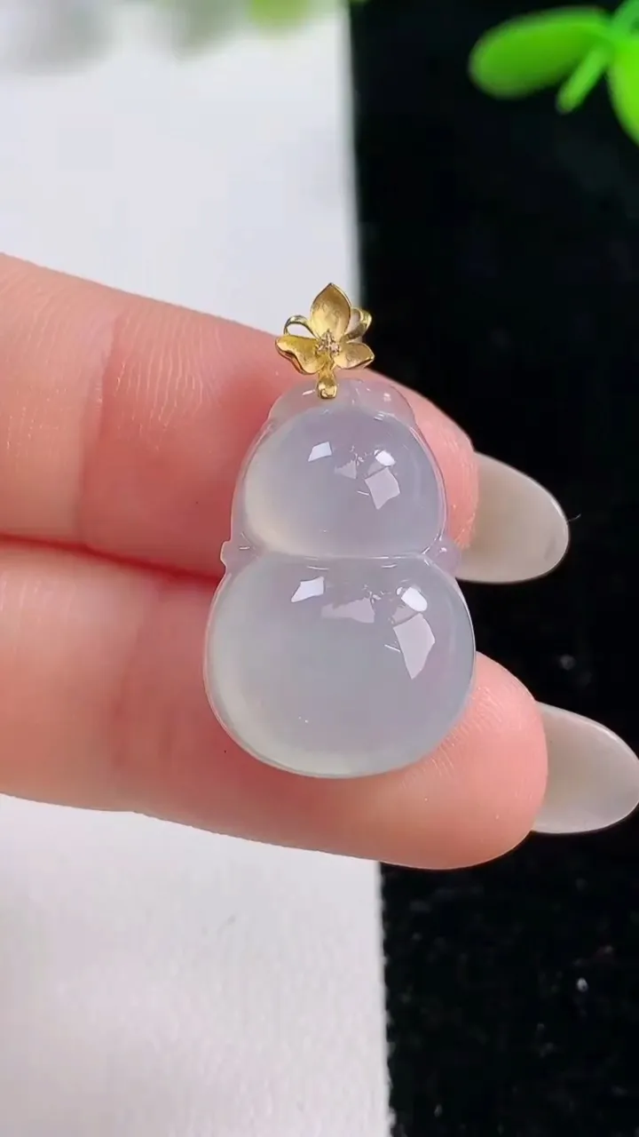 天然A货翡翠种白冰葫芦吊坠，尺寸23-15-6，重量:3.53g
9月25日