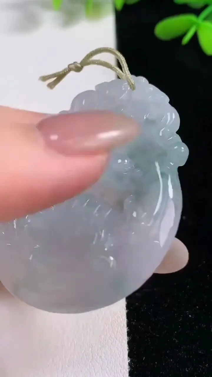 天然A货翡翠冰种飘花龙龟吊坠，尺寸49.7-40-5.6，重量:19.38g
9月25日