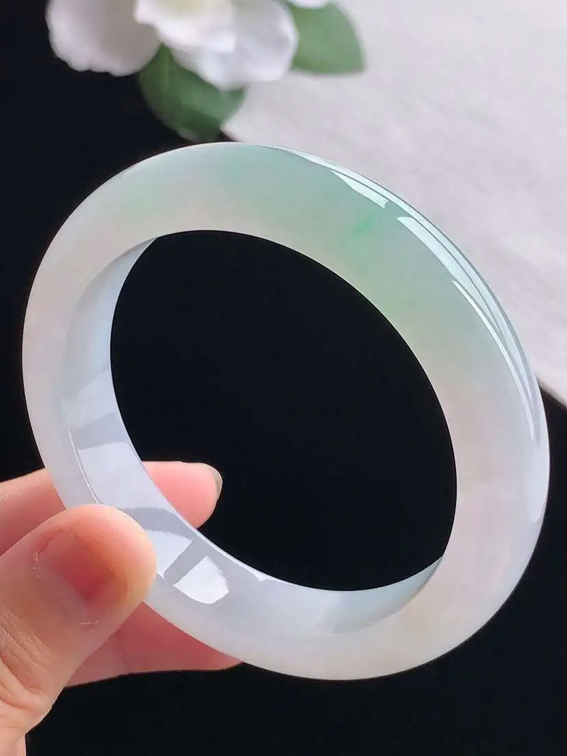 a货翡翠老坑冰种飘绿正装正圈手镯54-55圈口  尺寸54.5×12.5×8.2mm 重量60.06