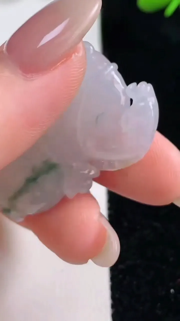 天然A货翡翠冰种飘花生肖马吊坠，尺寸24.5-35-7.8，重量:12.08g
9月25日